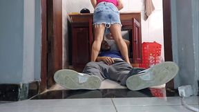 MULHER DE CORNO recebe vizinho encanador de saia sem calcinha