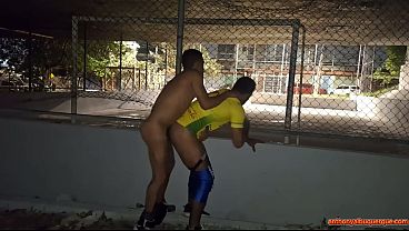 depois da pelada jogador e o treinador &eacute_ flagrado fudendo atr&aacute_s da quadra