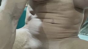 Musculosa engolindo na buceta um pau grosso e enorme