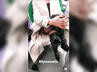 Moglie tradisce il marito durante un viaggio in treno - Niky La Monella
