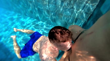 Mulher casada faz sexo com funcioná_rio desconhecido na piscina