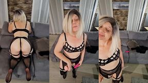 milf chaude et sexy joue avec sont vibro et sont gode