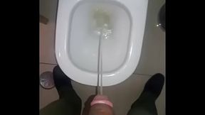 Mijando antes de dormir (Pissing before s.)