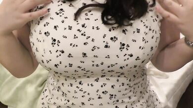 日本人素人巨乳女性の脱衣