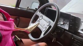 Jolene dando partida no seu carro velho