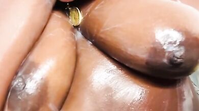 Mi vecino me echa toda su leche en mis senos. Que rico sexy latina Ebony