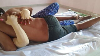 Cette salope fait une fellation profonde avant de se faire sodomiser jusqu'à l'orgasme.