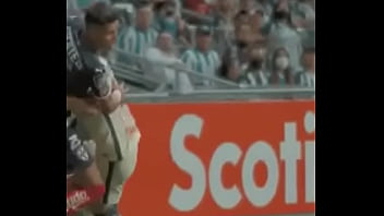 Jugador de F&uacute_tbol impresiona jugando con el miembro por fuera