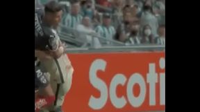 Jugador de F&uacute_tbol impresiona jugando con el miembro por fuera