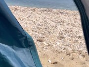 Quando ti viene voglia di sborrare e sei in una spiaggia pubblica piena di persone...