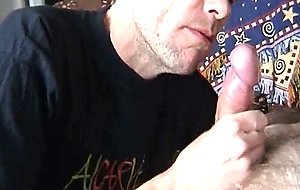 Aldre svenska tuppsugare behandlar en aldre mans stora kuk