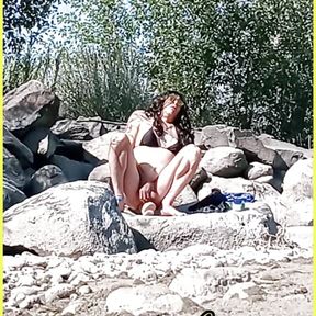 Lexieeloves in bikini and dildoing herself by rivers ege