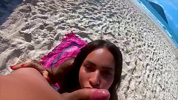 Na praia de nudismo transei e chupei o desconhecido