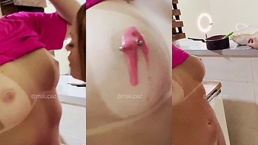 Duas barbiezinhas se pegando gostoso na cozinha ?