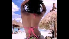 Negra bailando Rico en la playa