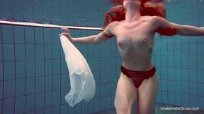 ”Underwater swimming babe Alice Bulbul”