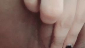 madrastra teen lesbiana cachonda se masturba y se graba para enviarle el video a su novia, video real casero amateur.