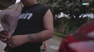 CORNUDO, intenta enamorar a su mejor amiga, pero ella termina follando con el vecino jeniferplay