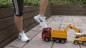 Sneaker-Girl Akira - Big Toy Truck Crush