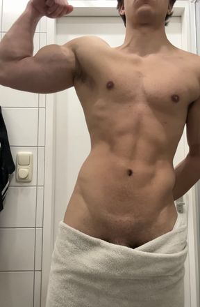 Young muscle hunk show off in the bathroom