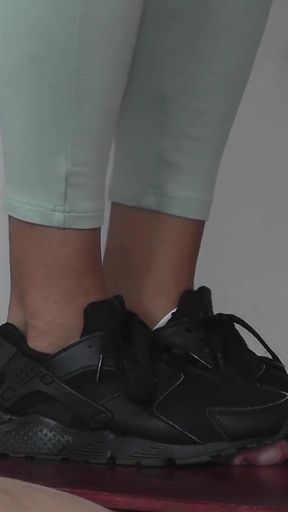 While Nomi Is on the Phone, the Slave Has an Orgasm