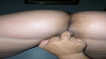 Mi madrastra se chorrea con mis dedos, ojalá no nos descubran