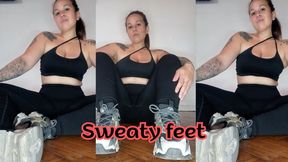 Sweaty and smelly foot !