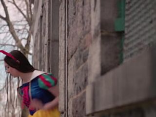Hazel Moore as Snow White Cums and Squirts on The Heartless Queen Bianca Beauchamp - Snow White Porn Cosplay Parody