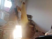 Moglie amatoriale che fa i lavori domestici nuda. Milf con la figa pelosa e un gran culo.