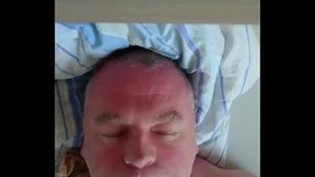 Das Gesicht von Nylonjunge beim Orgasmus