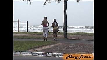 Shortinho Socado e Malhando o Bumbum na Praia