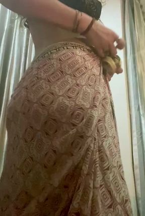 Amateur onlyfan shows off her ass