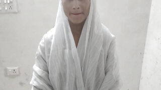 Eine vollbusige Schönheit mit großen Brustwarzen erträgt intensive, harte Analpenetration.