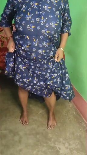 Indian Bbw bhabi strips herself and showing her naked body