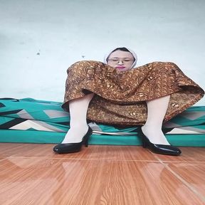 Shemale Slut in Hijab and White Stocking Anal Masturbation and Cumming