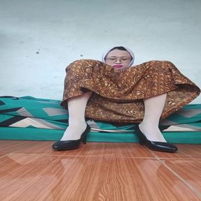 Shemale Slut in Hijab and White Stocking Anal Masturbation and Cumming
