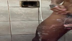 novinho pauzudo tomando banho