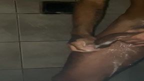 novinho pauzudo tomando banho