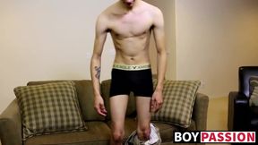 Twink is impossible to stop from jerking off after interview