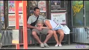 Alla fermata dell&rsquo_autobus la troia ha tanta voglia di scopare con uno sconosciuto