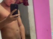 Jovencito con rico cuerpo masturba su gran verga. Porno gay HD gay porn Hd