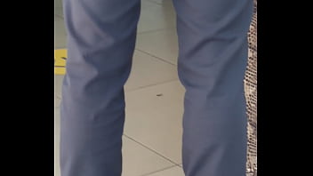 Hombre nalgon en la fila del banco