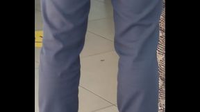 Hombre nalgon en la fila del banco