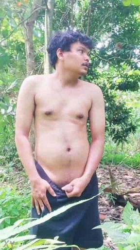 kuli ngocok kontol di hutan