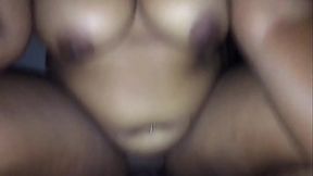 Grand&atilde_o58- morena n&atilde_o aguentou a pica do novinho roludo -parte3