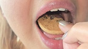 Hot Blonde Chews Cookie (Added Footage)