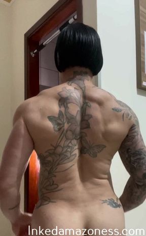 Come admire this tattooed muscle mommy