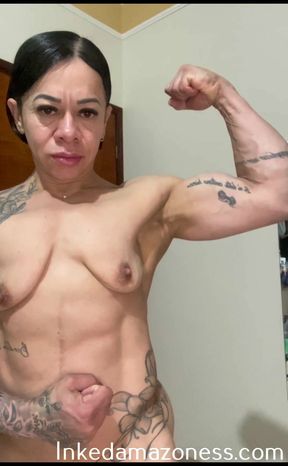 Come admire this tattooed muscle mommy