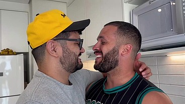 MARCOS GOIANO FODIDO PELO MOTORISTA DE TÁXI. PAGOU A CORRIDA COM BOQUETAXI. SEXO GAY COM MOTORISTA DE APLICATIVO. MOTORISTA FODEU O CUZINHO DO PASSAGEIRO. GOIANO CHAMOU O UBER PRA LEVAR PICA NO RABO
