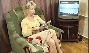 Развратная красотка в нижнем белье принимает глубоко в задницу